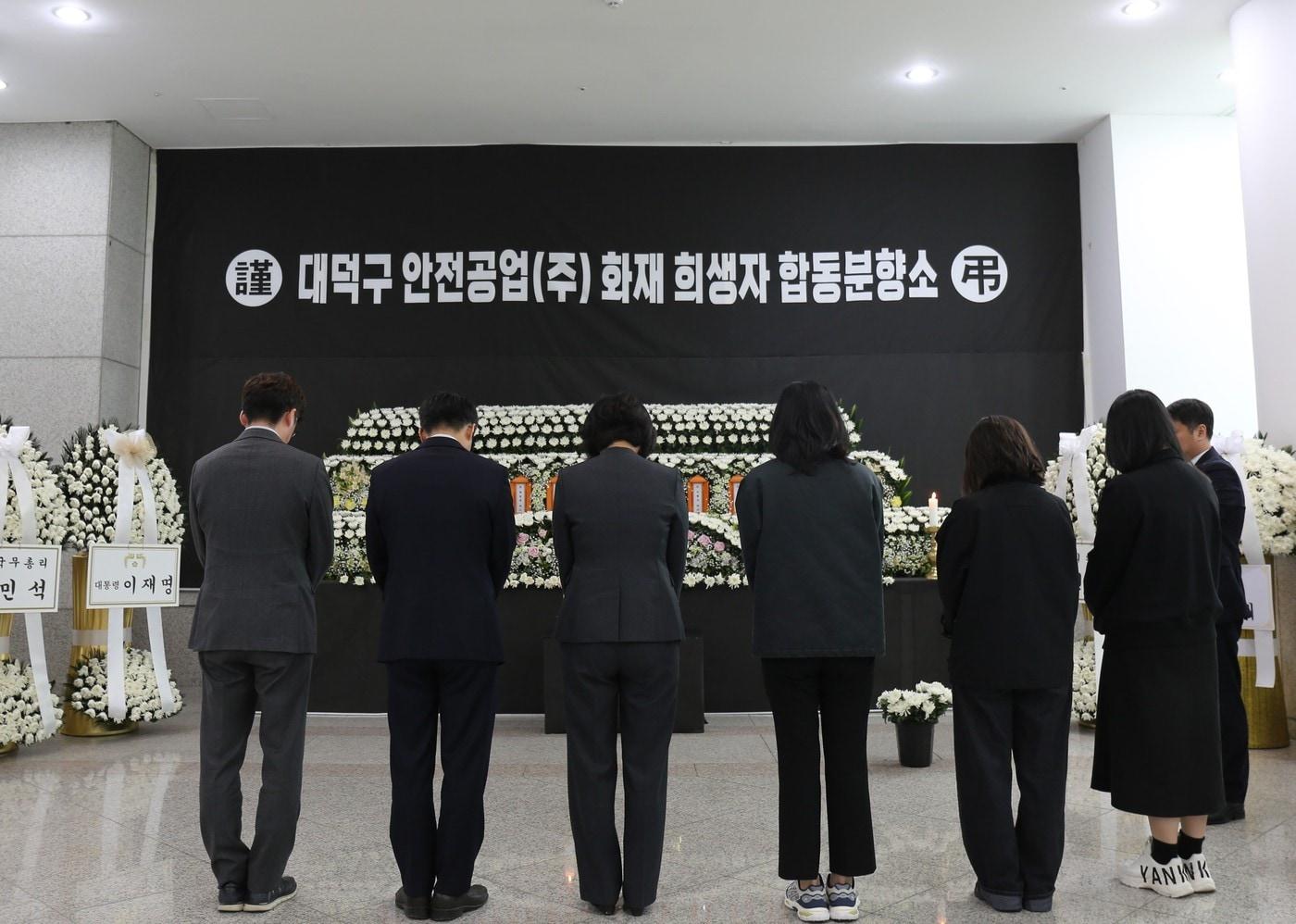 본문 이미지 - 소상공인시장진흥공단이 대전 안전공업 화재 피해 지원을 위해 성금을 전달했다 (소진공 제공)