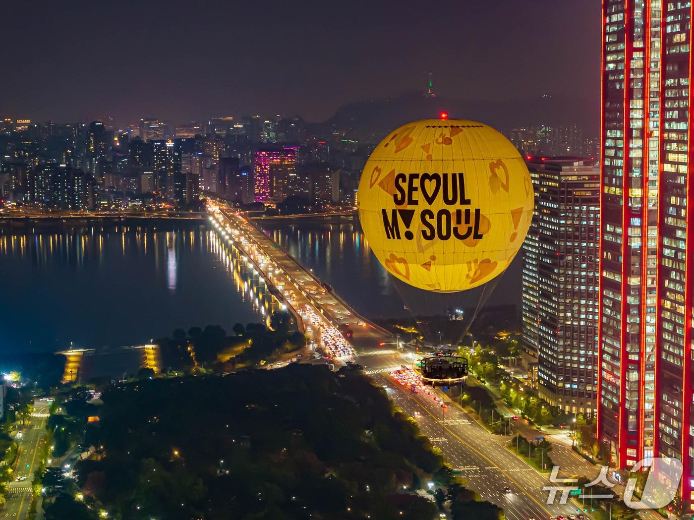 본문 이미지 - 하늘에 떠 있는 '서울달’'야경.(서울시 제공)