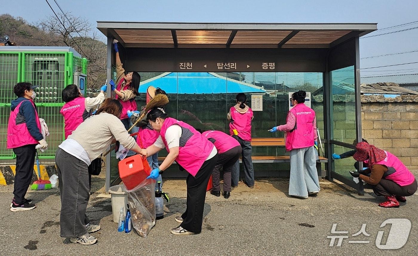 본문 이미지 - 충북 증평군 자원봉사종합센터 릴레이 봉사에 참여한 여성단체협의회가 버스정류장 환경정화 활동을 하고 있다.(증평군 제공. 재판매 및 DB금지)