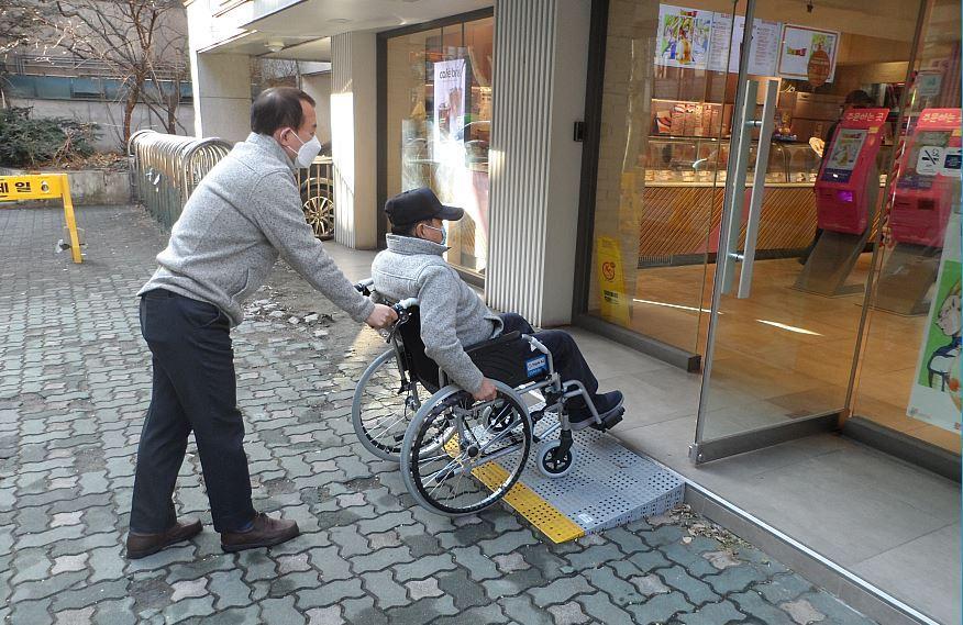 본문 이미지 - 모두의 1층 맞춤형 경사로 설치(성동구 제공)