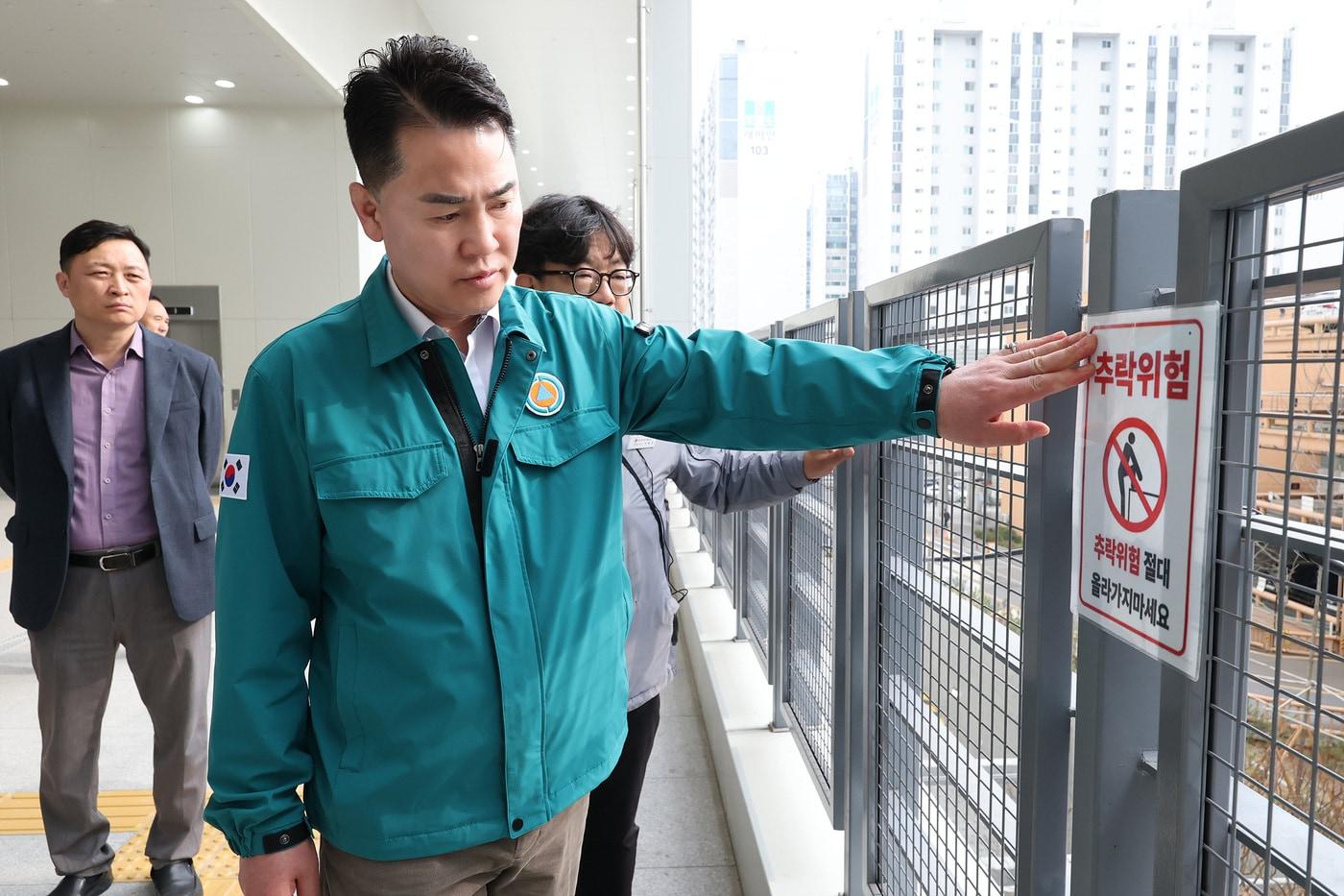 본문 이미지 - 오언석 도봉구청장이 지난 29일 창동민자역사 현장 관계자들과 함께 시설 전반을 점검하고 있다.(도봉구 제공)