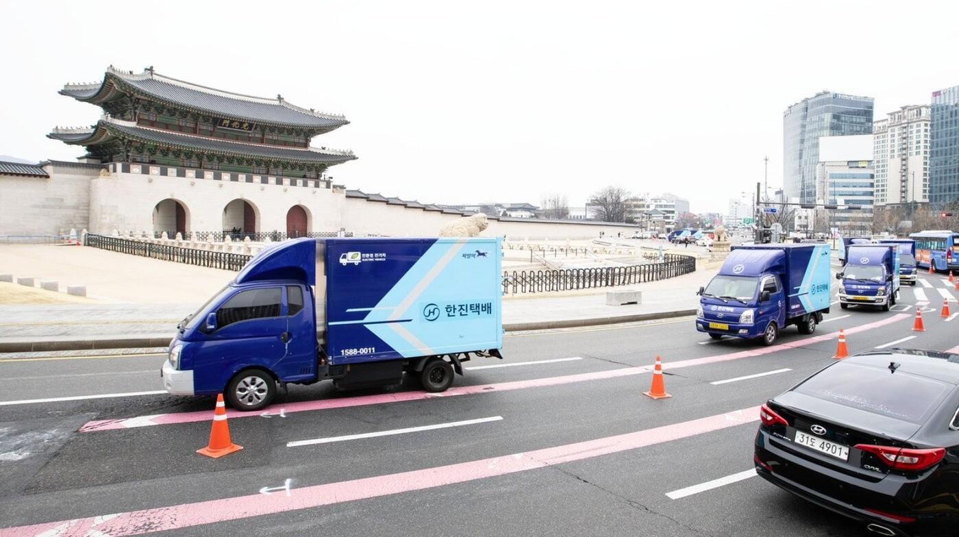 본문 이미지 - 한진 차량이 적재된 물량을 이송하고 있다.(한진 제공)