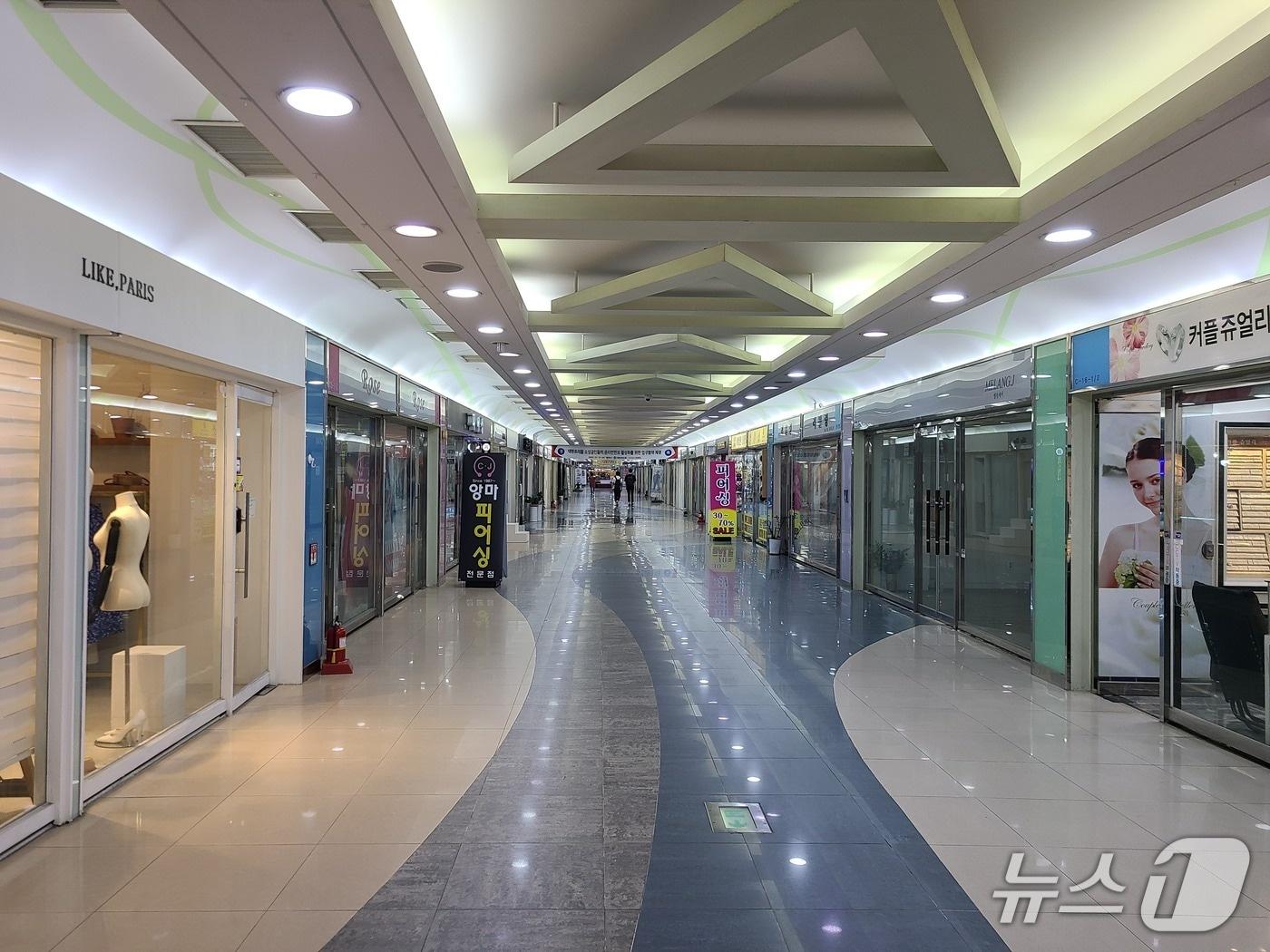 본문 이미지 - 청주 청년창업지원센터 공사 전 옛 지하상가 내부. 