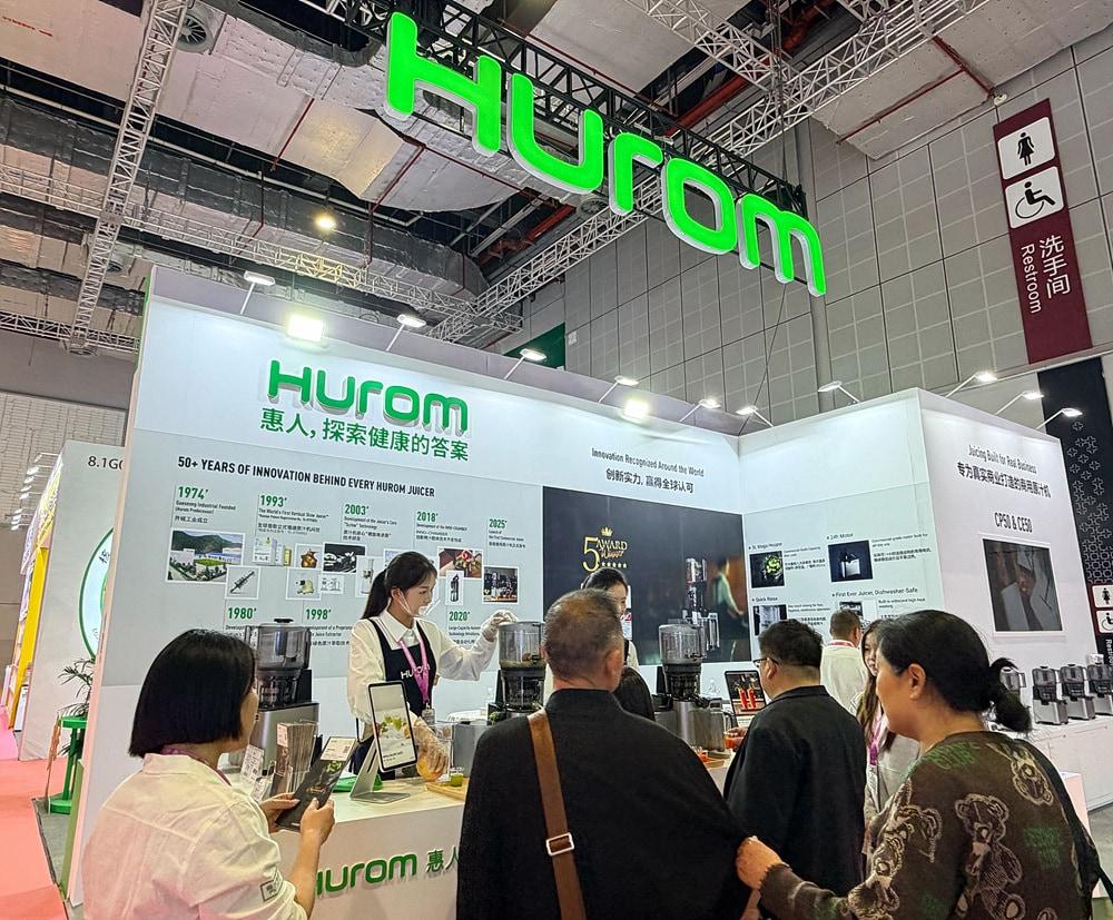 본문 이미지 - 휴롬은 중국 최대 규모 호텔∙외식∙주방산업 박람회 '2026 호텔렉스'(HOTELEX)에 참가해 상업용 착즙기를 선보였다고 31일 밝혔다.(휴롬 제공)