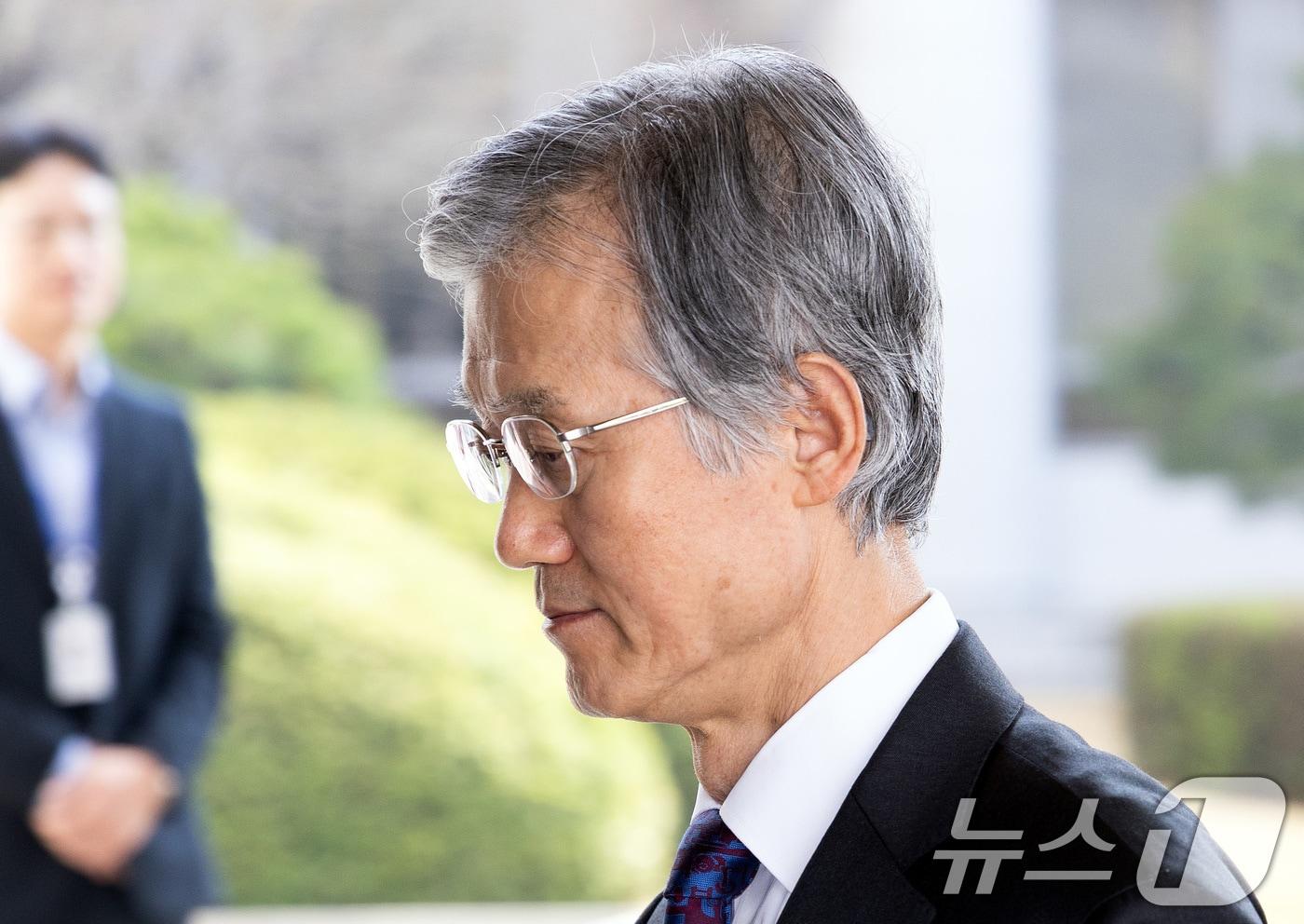 본문 이미지 - 조희대 대법원장이 31일 오전 서울 서초구 대법원으로 출근하고 있다. 2026.3.31 ⓒ 뉴스1 최지환 기자