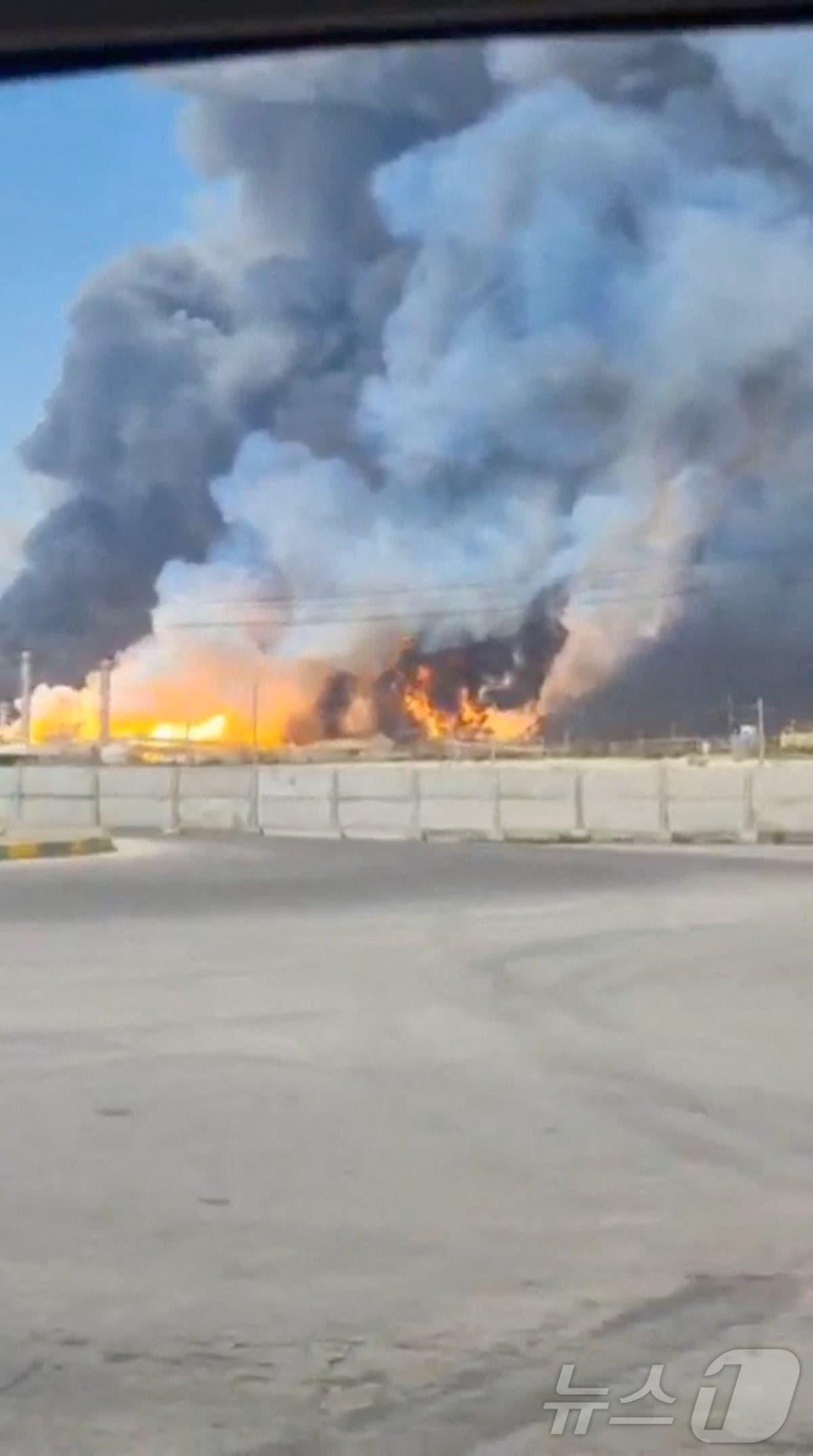 본문 이미지 - 18일(현지시간) 이스라엘의 공격을 받은 이란 남부 사우스파르스 가스전에서 연기와 불길이 치솟고 있다. 2026.3.18. ⓒ 뉴스1 ⓒ 로이터=뉴스1