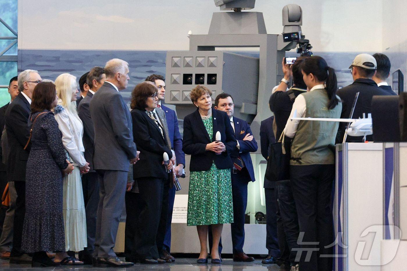 본문 이미지 - 진 샤힌 미국 상원의원 등이 30일 중산과학원을 방문했다. 2026.3.30 ⓒ AFP=뉴스1