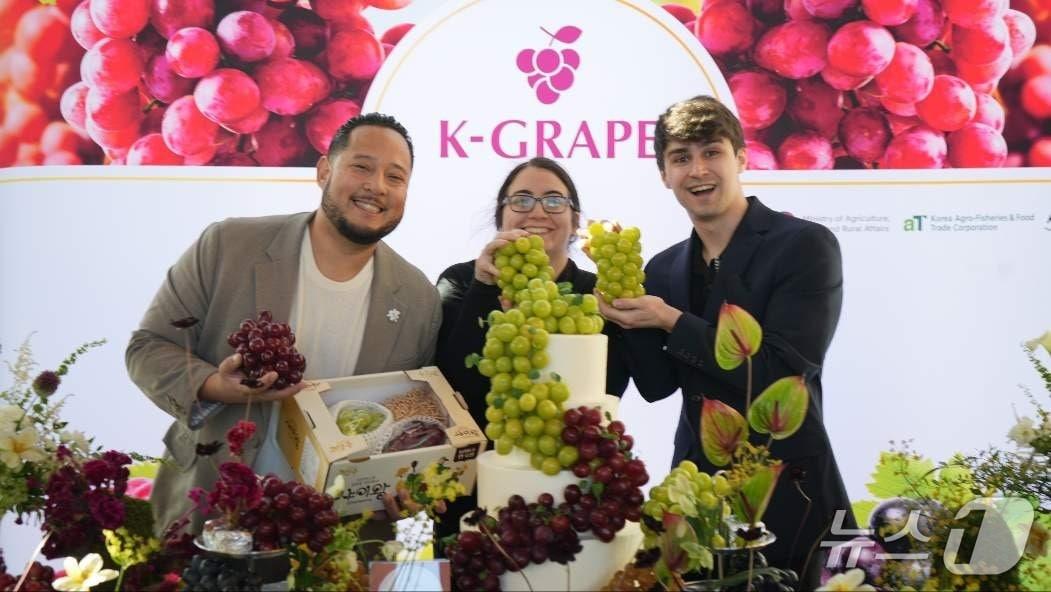 본문 이미지 - 2025년 미국에서 열린 K-딸기·포도 신품종 런칭쇼 모습. (농식품부 제공)