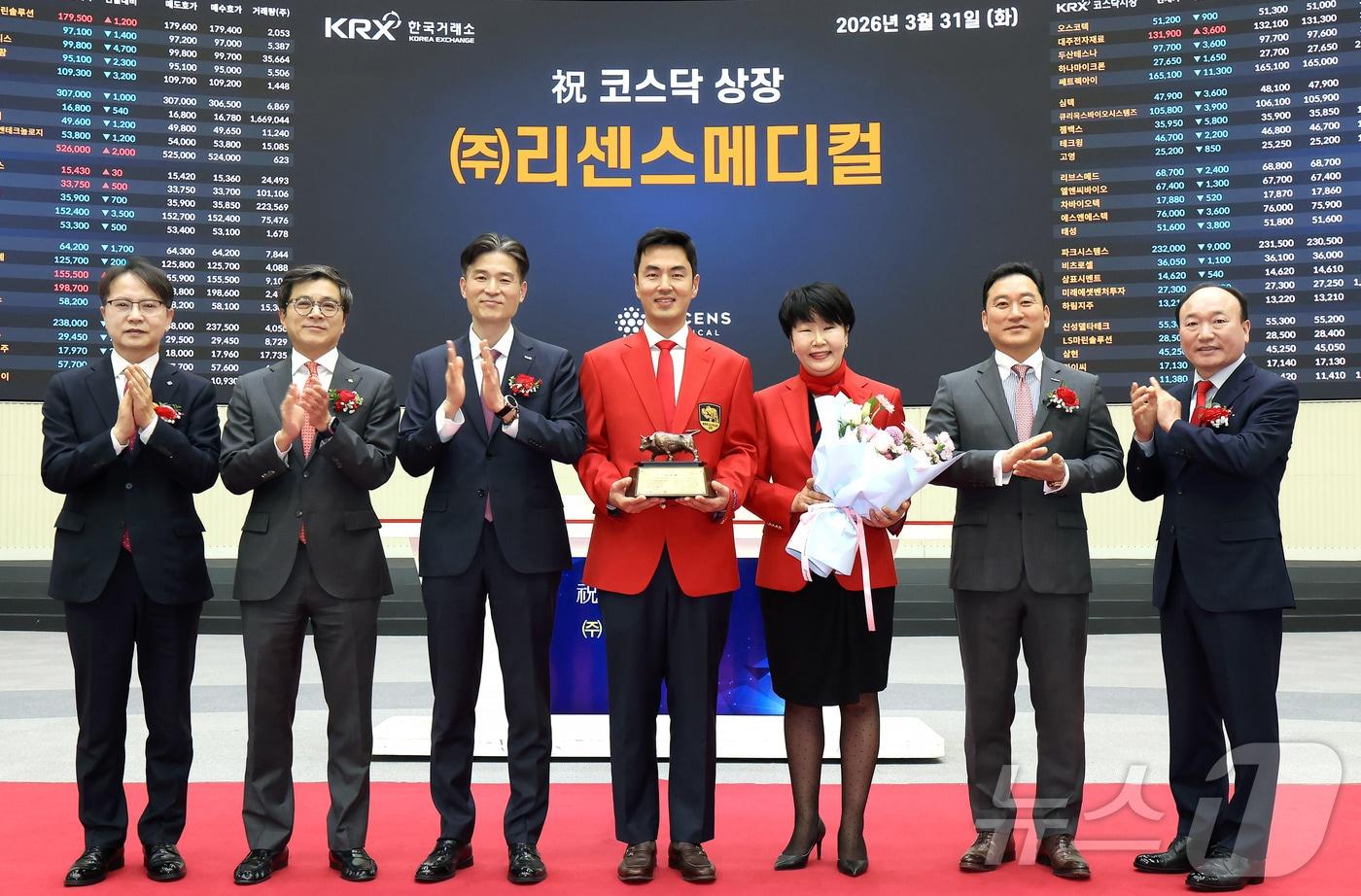 본문 이미지 - 한국거래소 코스닥시장본부는 31일 오전 서울사옥 홍보관에서 리센스메디컬의 코스닥시장 상장기념식을 개최했다고 밝혔다. 사진은 상장 기념식 후 기념 사진 촬영하는 김대영 한국IR협의회 부회장, 강진두 KB증권 대표이사, 민경욱 한국거래소 코스닥시장본부장, 김건호 리센스메디컬 대표이사, 최의경 리센스메디컬 대표이사, 김성환 한국투자증권 대표이사, 강왕락 코스닥협회 부회장의 모습. (한국거래소 제공. 재판매 및 DB 금지) 2026.3.31 ⓒ 뉴스1