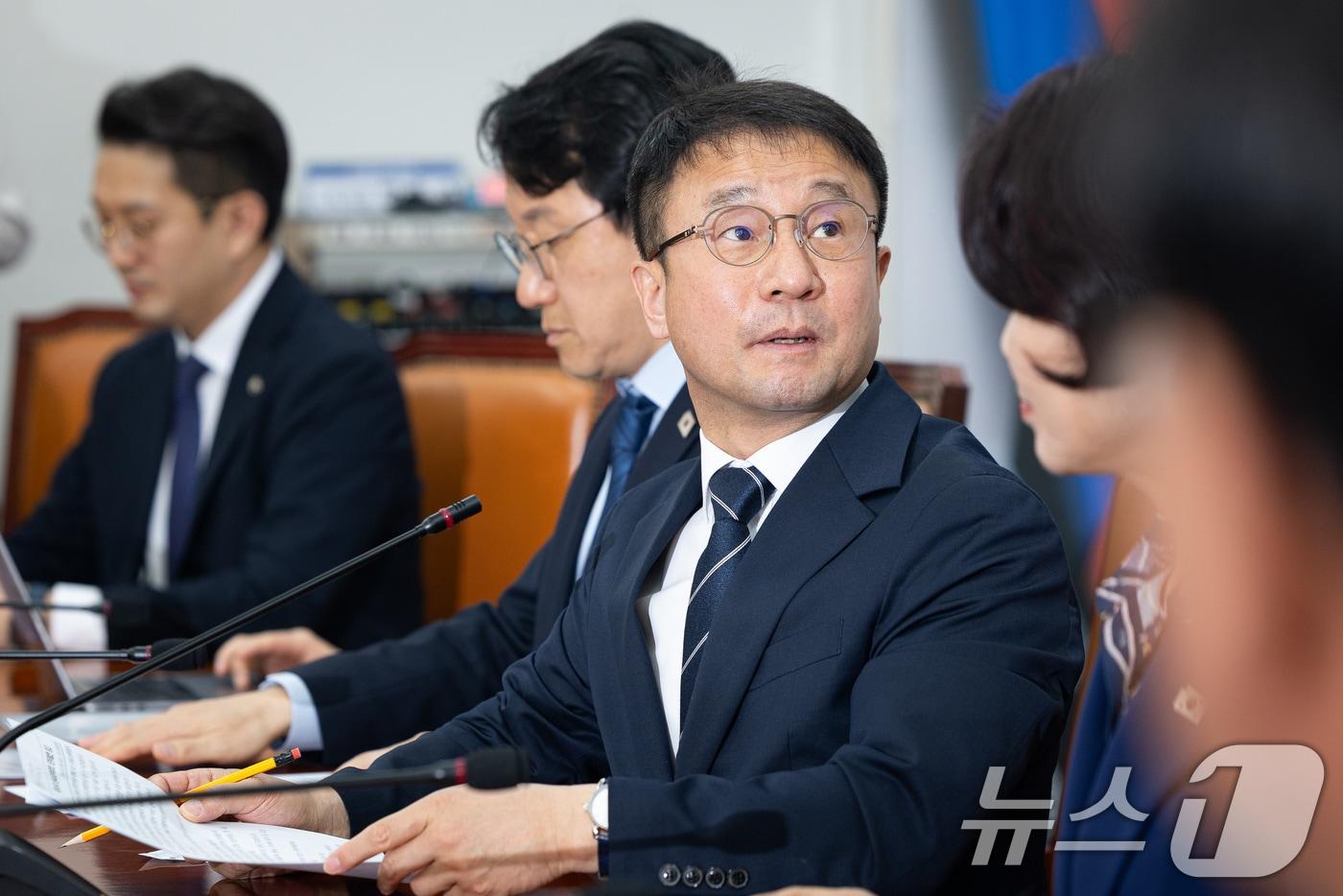 본문 이미지 - 한병도 더불어민주당 원내대표가 지난달 31일 서울 여의도 국회에서 열린 원내대책회의에 앞서 비상경제상황판을 바라보고 있다. 2026.3.31 ⓒ 뉴스1 유승관 기자