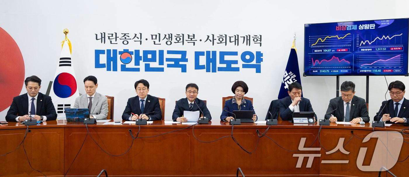 본문 이미지 - 한병도 더불어민주당 원내대표가 31일 서울 여의도 국회에서 열린 원내대책회의에서 모두 발언을 하고 있다. 2026.3.31 ⓒ 뉴스1 유승관 기자
