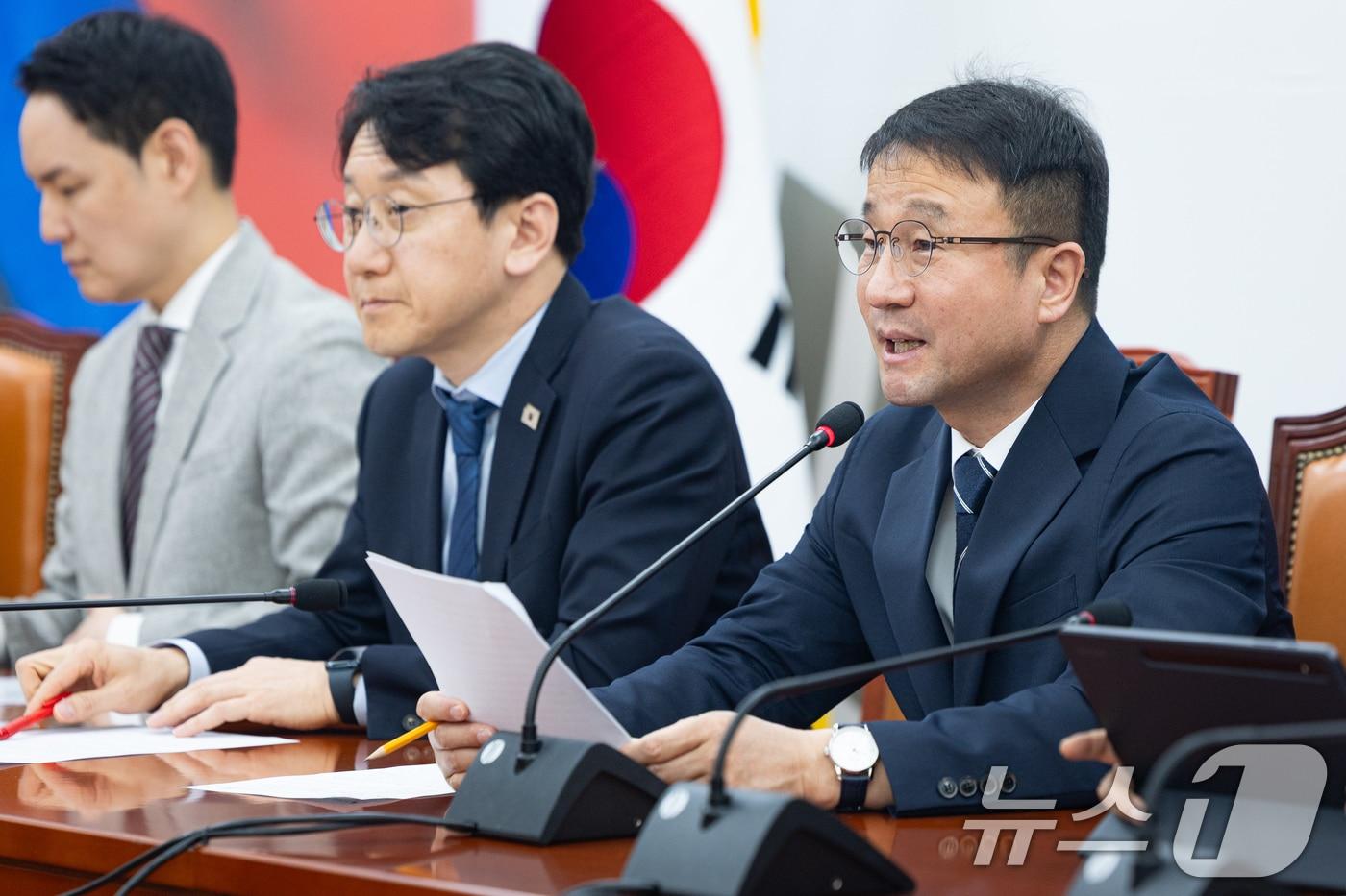 본문 이미지 - 한병도 더불어민주당 원내대표가 31일 서울 여의도 국회에서 열린 원내대책회의에서 모두 발언을 하고 있다. 2026.3.31 ⓒ 뉴스1 유승관 기자