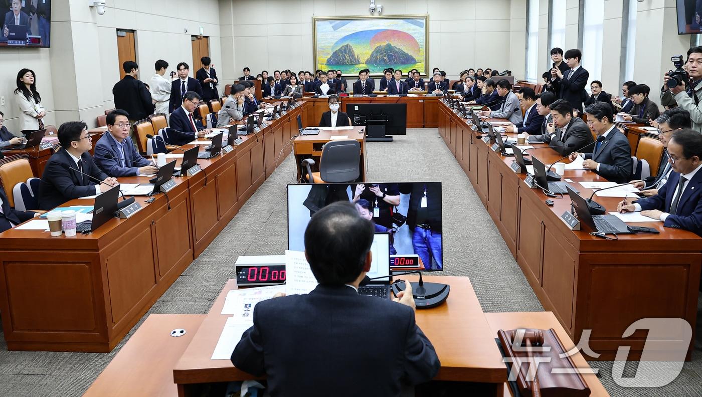 본문 이미지 - 지난달 31일 서울 여의도 국회에서 열린 제433회 국회(임시회) 정무위원회 전체회의. 2026.3.31 ⓒ 뉴스1 김도우 기자