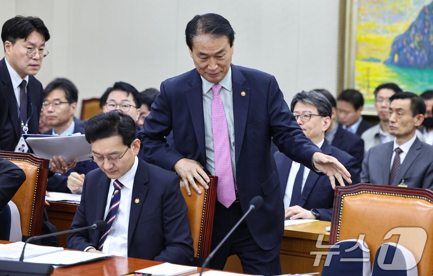 본문 이미지 - 31일 서울 여의도 국회에서 열린 제433회 국회(임시회) 정무위원회 전체회의에서 권오을 국가보훈부 장관이 착석하고 있다. 2026.3.31 ⓒ 뉴스1 김도우 기자