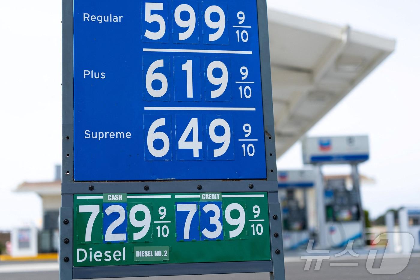 본문 이미지 - 캘리포니아 샌디에이고 카운티 북부의 해변 도시 엔시티나스 소재 주유소 가격판/ 2026.3.,30 ⓒ 로이터=뉴스1