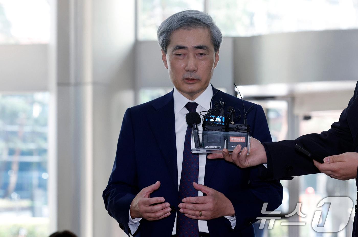 본문 이미지 - 신현송 한국은행 총재 후보자가 31일 오전 서울시 중구 세종대로 한화금융플라자에 마련된 청문회 준비 사무실로 출근하며 취재진의 질문에 답하고 있다. 2026.3.31 ⓒ 뉴스1 박정호 기자