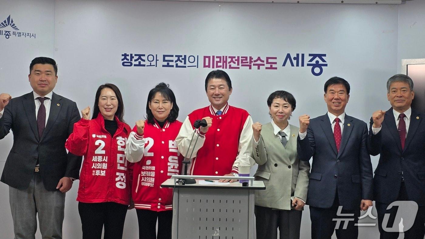 본문 이미지 - 국민의힘 세종시의원 단수공천자 1차 발표. 왼쪽부터 최원석 사의원, 한민정·박윤경 예비후보, 이준배 시당위원장, 홍나영·김동빈·김광운 시의원. / 뉴스1 