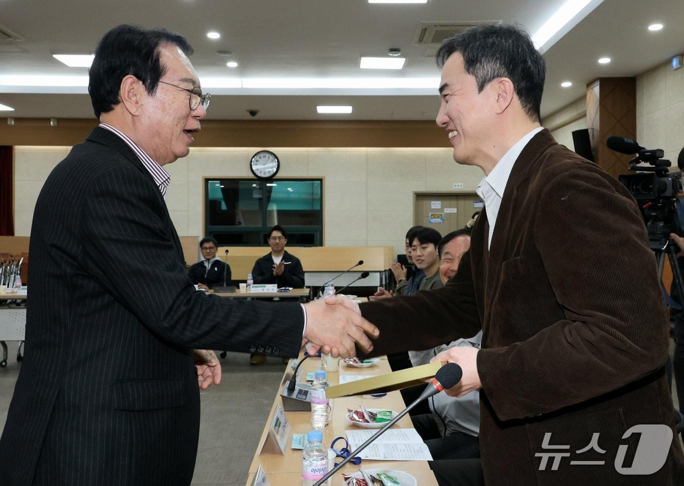 본문 이미지 - 괴산군 지방세 유공납세자 현판·인증패 수여.(괴산군 제공. 재판매 및 DB금지)