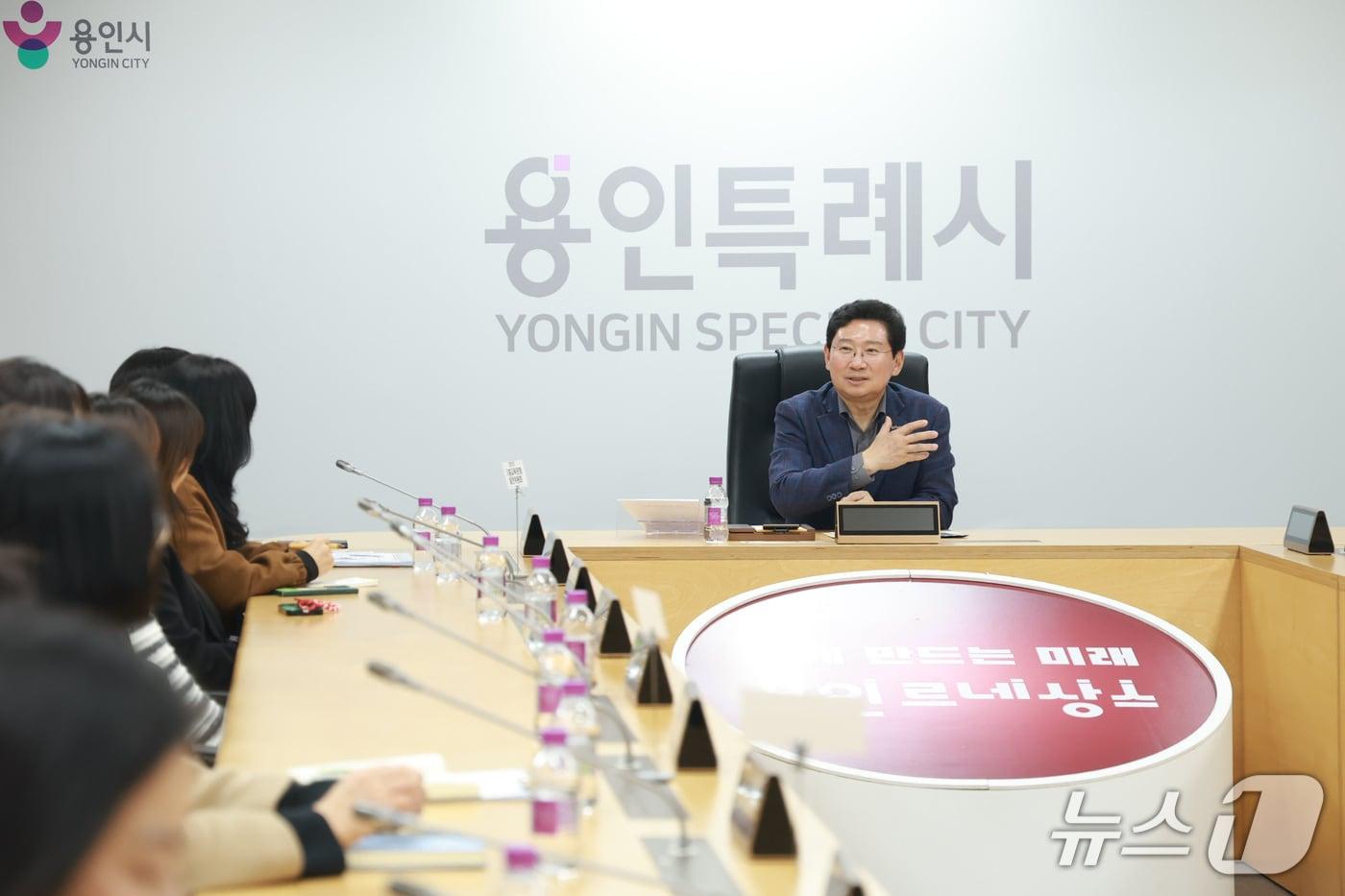 본문 이미지 - 이상일 시장이 지난 26일 시청에서 학부모들과 가진 간담회에서 (가칭)AI예술융합고 설립 등 교육 현안을 논의하고 있다.(용인시 제공)