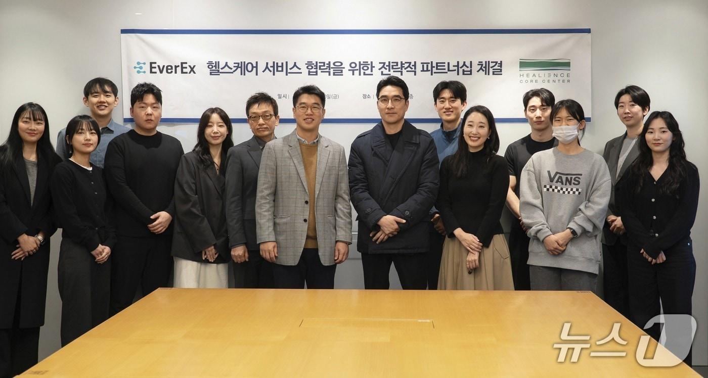 본문 이미지 - 지난 20일 힐리언스코어운동센터, 에버엑스 관계자들이 업무협약을 체결하고 기념 촬영을 하고 있다. (대웅제약 제공)