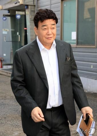 본문 이미지 - 백종원 더본코리아 대표가 31일 서울 서초구 더본코리아 창업설명회장에서 열린 제32회 정기 주주총회에 참석하고 있다. 2026.3.31 ⓒ 뉴스1 이호윤 기자