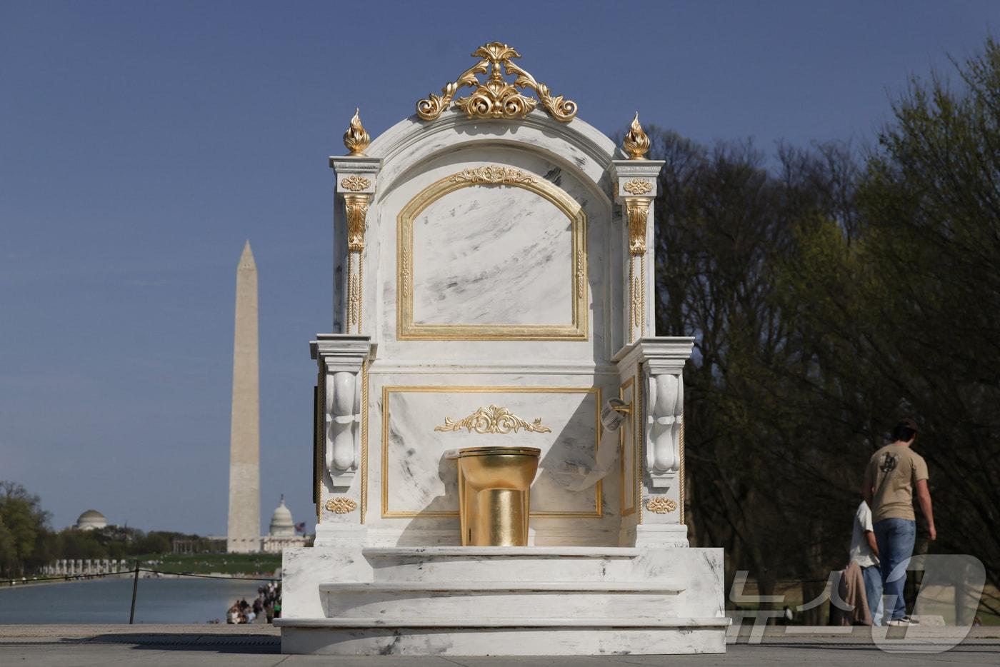 본문 이미지 - 30일(현지시간) 미국 워싱턴DC 내셔널몰의 링컨기념관 근처에 도널드 트럼프 미국 대통령을 조롱할 목적으로 만들어진 황금색 변기 조각상이 전시돼 있다. 2026.03.30 ⓒ 로이터=뉴스1