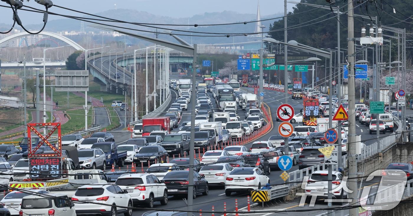 본문 이미지 - 대전 천변도시고속화도로 원촌육교의 보강토 옹벽 긴급 보수·보강 공사로 차량 통행이 전면 통제된 가운데 31일 대덕구 오정동 천변도시고속화도로 진입로가 극심한 정체를 보이고 있다. 공사로 인한 통제구간은 한밭대로 진입부~원촌교 구간 및 문예지하차도(대덕대교)~원촌육교 구간의 신탄진 방향 상행차로 전 구간이며 오는 4월 30일까지 전면 통제된다. 2026.3.31 ⓒ 뉴스1 김기태 기자