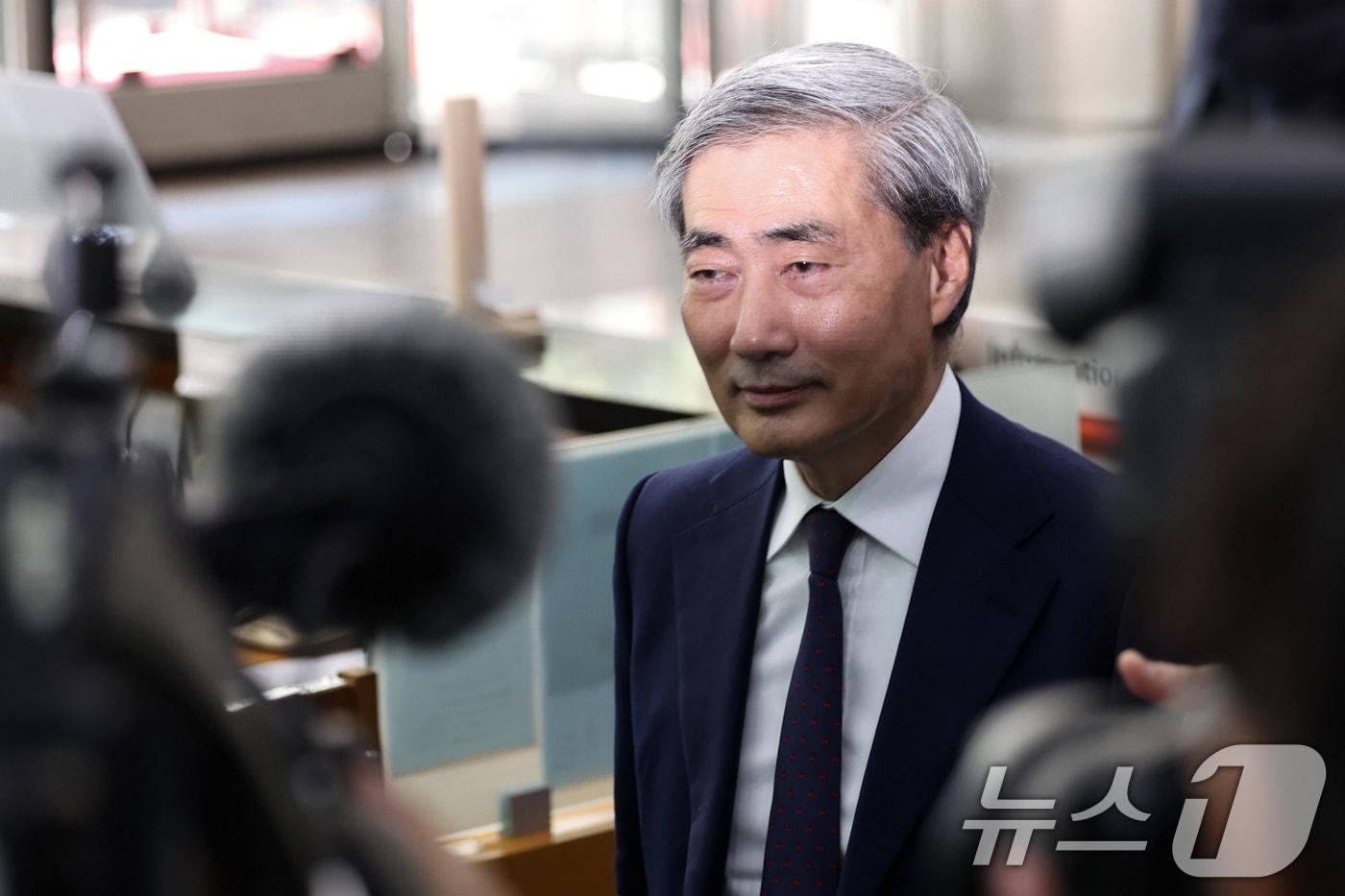 본문 이미지 - 신현송 한국은행 총재 후보자가 31일 서울 중구 한화금융플라자에 마련된 인사청문회 준비 사무실로 발걸음을 옮기고 있다. 2026.3.31 ⓒ 뉴스1 임지훈 인턴기자