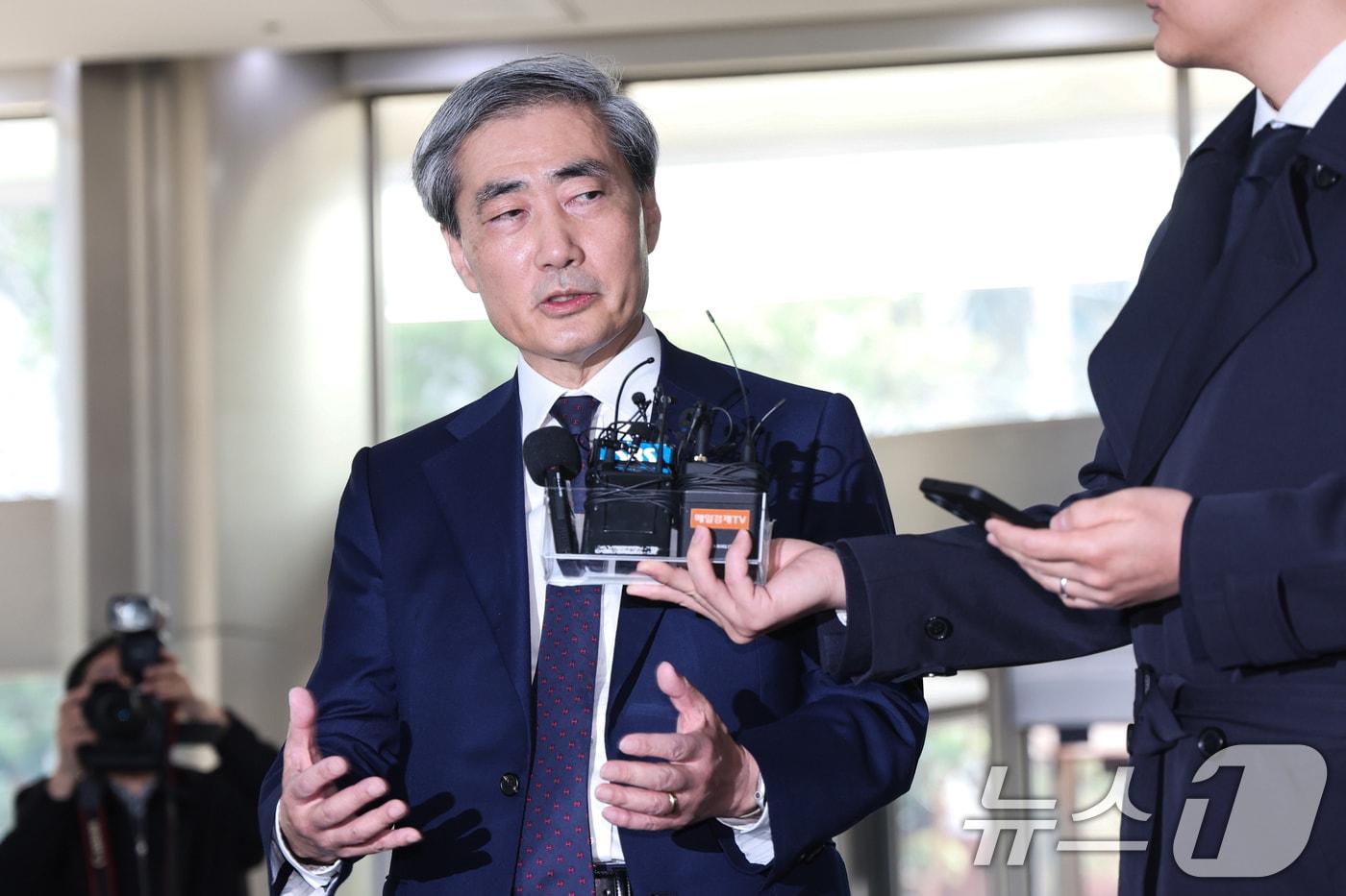 본문 이미지 - 신현송 한국은행 총재 후보자가 31일 서울 중구 한화금융플라자에 마련된 인사청문회 준비 사무실로 출근하기 앞서 취재진 질문에 답변하고 있다. 2026.3.31 ⓒ 뉴스1 임지훈 인턴기자
