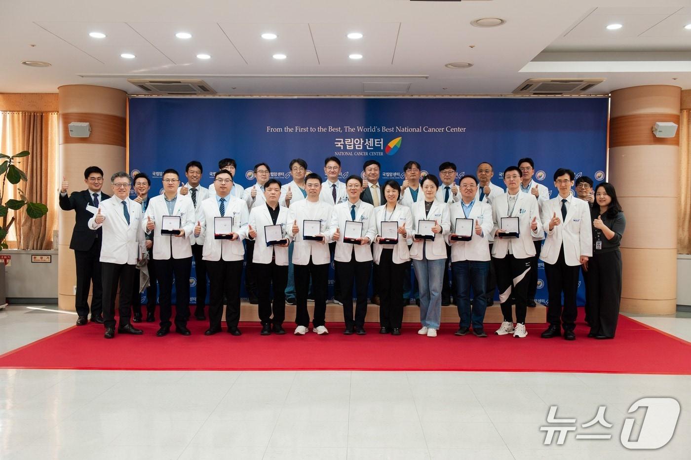 본문 이미지 - 지난 27일 국립암센터에서 진행된 시안국제의학중심병원 의료진의 연수 수료식에서 프로그램 참석자들이 기념촬영을 하고 있다. (국립암센터 제공, 재판매 및 DB금지)