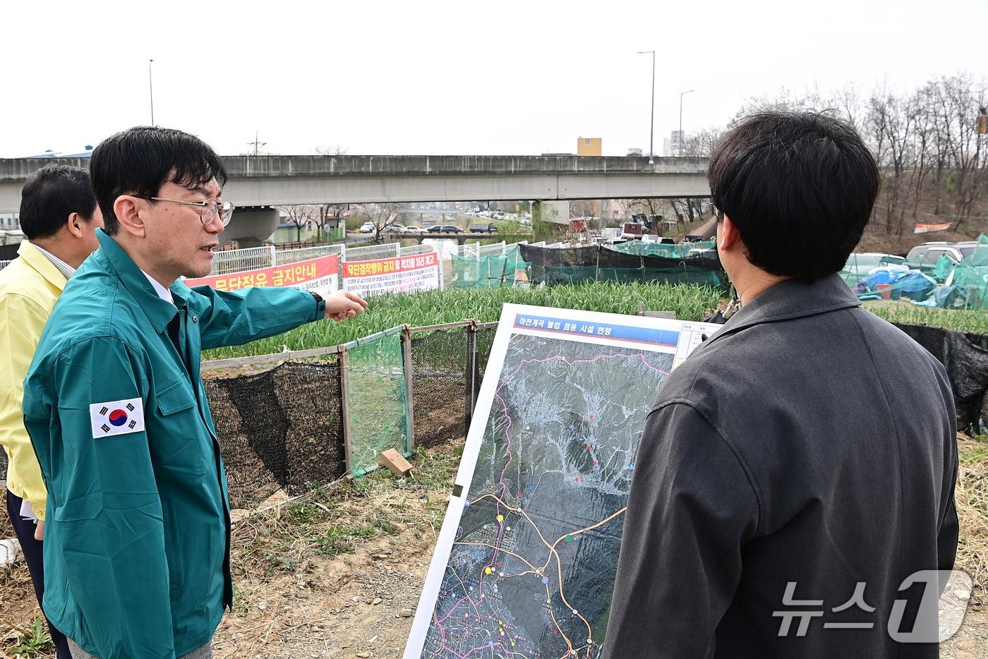 본문 이미지 - 김태운 동구청장 권한대행(왼쪽)이 하천·계곡 주변 불법 점용시설에 대한 현장점검을 하고 있다. (대구 동구 제공. 재판매 및 DB금지)