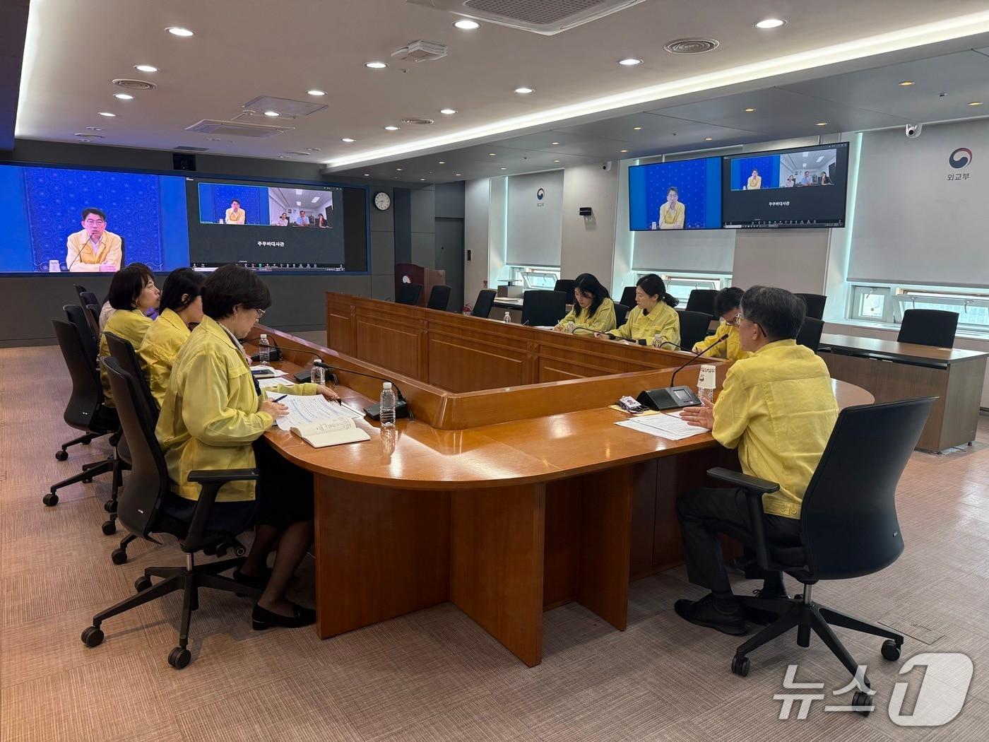 본문 이미지 -  윤주석 외교부 영사안전국장이 31일 주쿠바대사관과 본부·공관 합동 상황점검회의를 주재하며 쿠바 정세와 재외국민 보호 대책을 점검하고 있다. 2026.03.31. (외교부 제공)