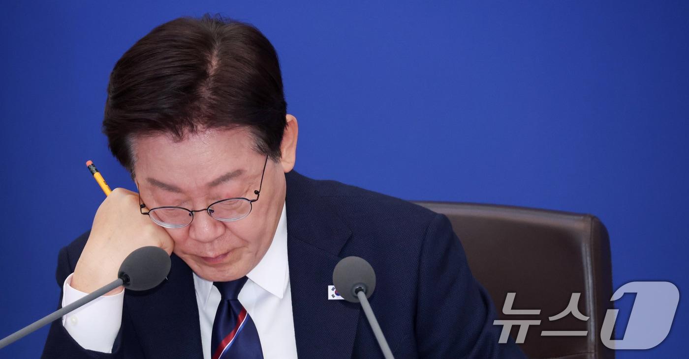 본문 이미지 - 이재명 대통령이 31일 청와대에서 열린 국무회의에서 자료를 살펴보고 있다. (청와대통신사진기자단) 2026.3.31 ⓒ 뉴스1 이재명 기자