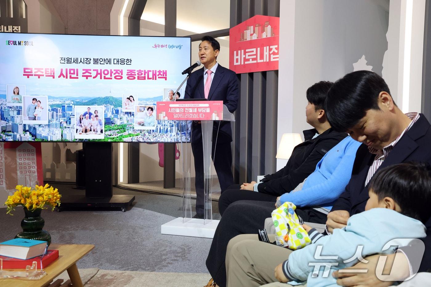 본문 이미지 - 오세훈 서울시장이 31일 오전 서울 중구 서울도시건축전시관에서 '무주택 시민 주거안정 종합대책'을 발표하고 있다. 2026.3.31 ⓒ 뉴스1 황기선 기자