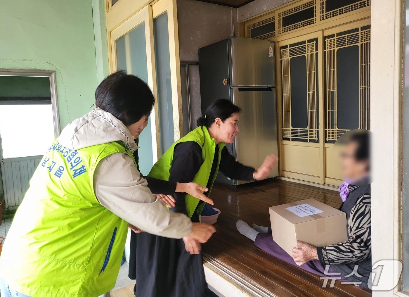 본문 이미지 - 창녕군이 매월 식료·생필품 꾸러미 배달을 통해 고독·고립 위험 가구 안부를 확인한다. 사진은 꾸러미 배달 모습.(창녕군 제공. 재판매 및 DB금지)