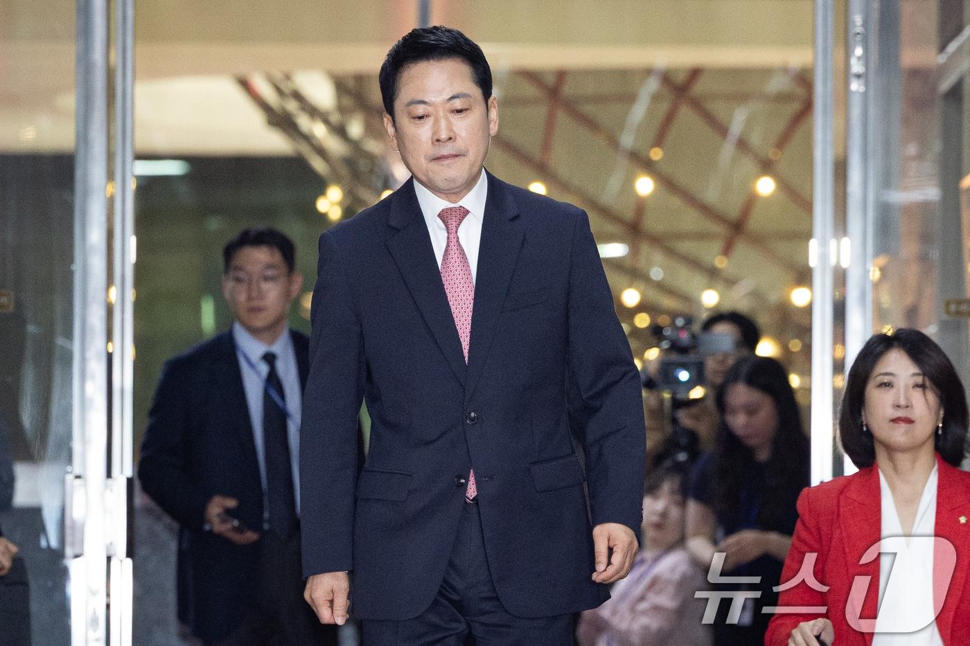 본문 이미지 - 장동혁 국민의힘 대표가 31일 서울 여의도 국회에서 개헌 관련 우원식 국회의장과의 비공개 면담을 위해 국회의장실로 들어서고 있다. 2026.3.31 ⓒ 뉴스1 유승관 기자