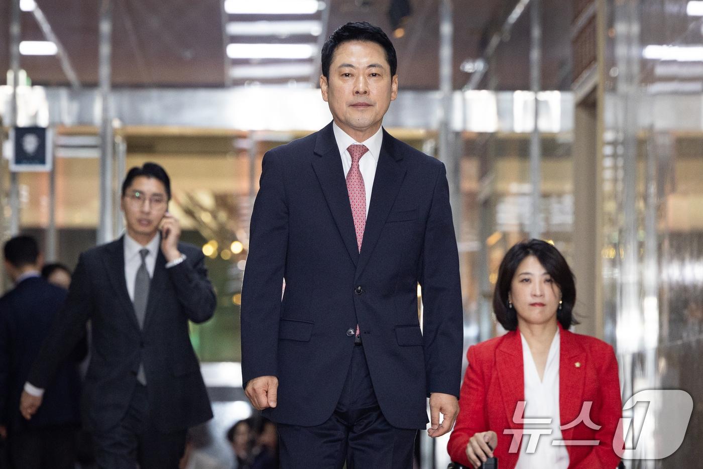 본문 이미지 - 장동혁 국민의힘 대표가 31일 서울 여의도 국회에서 개헌 관련 우원식 국회의장과의 비공개 면담을 위해 국회의장실로 들어서고 있다. 2026.3.31 ⓒ 뉴스1 유승관 기자