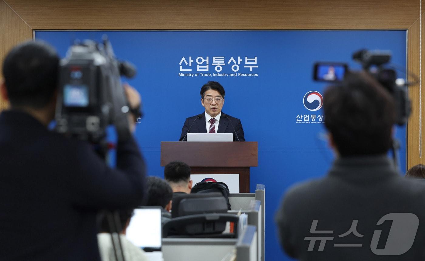 본문 이미지 - 양기욱 산업통상부 산업자원안보실장이 31일 오전 정부세종청사 산업부 기자실에서 중동전쟁 관련 국내 석유·가스 가격 동향, 주요 업종 영향 및 대응 등에 관한 브리핑을 하고 있다. (산업통상부 제공. 재판매 및 DB 금지) 2026.3.31 ⓒ 뉴스1