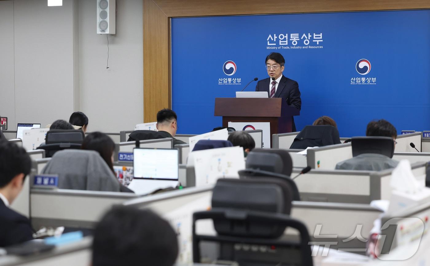 본문 이미지 - 양기욱 산업통상부 산업자원안보실장이 31일 오전 정부세종청사 산업부 기자실에서 중동전쟁 관련 국내 석유·가스 가격 동향, 주요 업종 영향 및 대응 등에 관한 브리핑을 하고 있다. (산업통상부 제공. 재판매 및 DB 금지) 2026.3.31 ⓒ 뉴스1