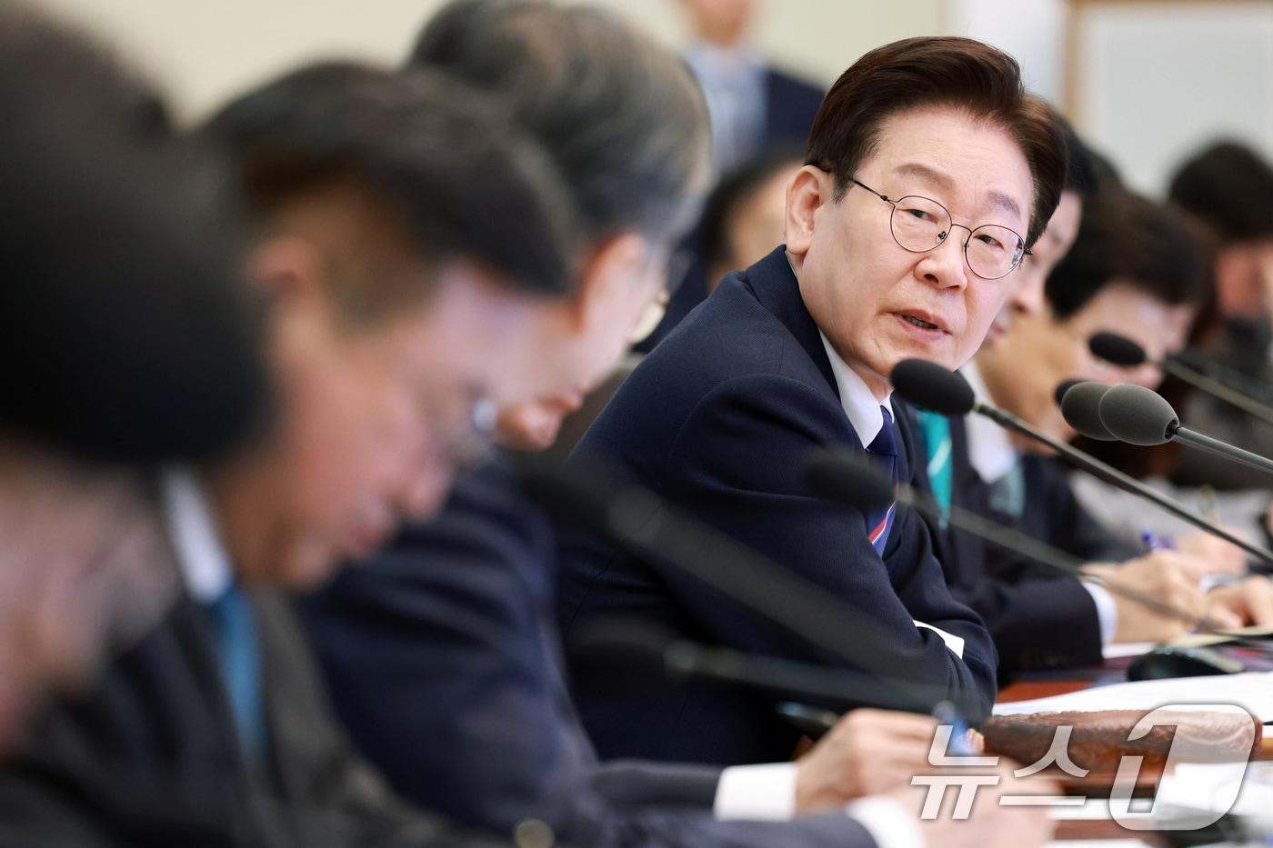 본문 이미지 - 이재명 대통령이 31일 청와대에서 열린 국무회의에서 조현 외교부 장관에게 질의하고 있다. (청와대통신사진기자단) 2026.3.31 ⓒ 뉴스1 허경 기자