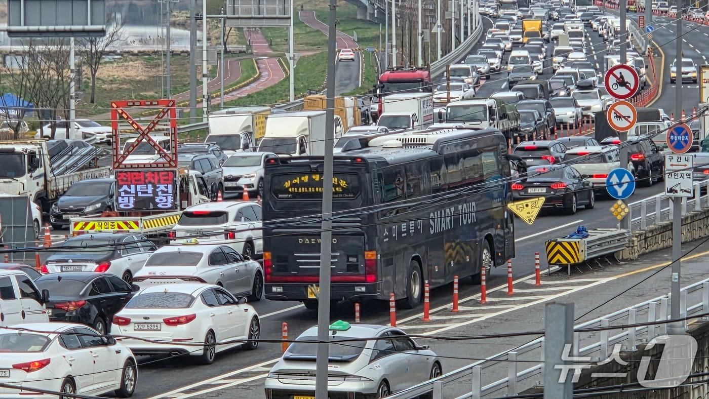 본문 이미지 - 옹벽 보수공사로 일부 구간이 통제된 대전 천변도시고속화도로 인접 도로에 발이 묶인 차량이 서행하고 있다. ⓒ 뉴스1 김기태 기자