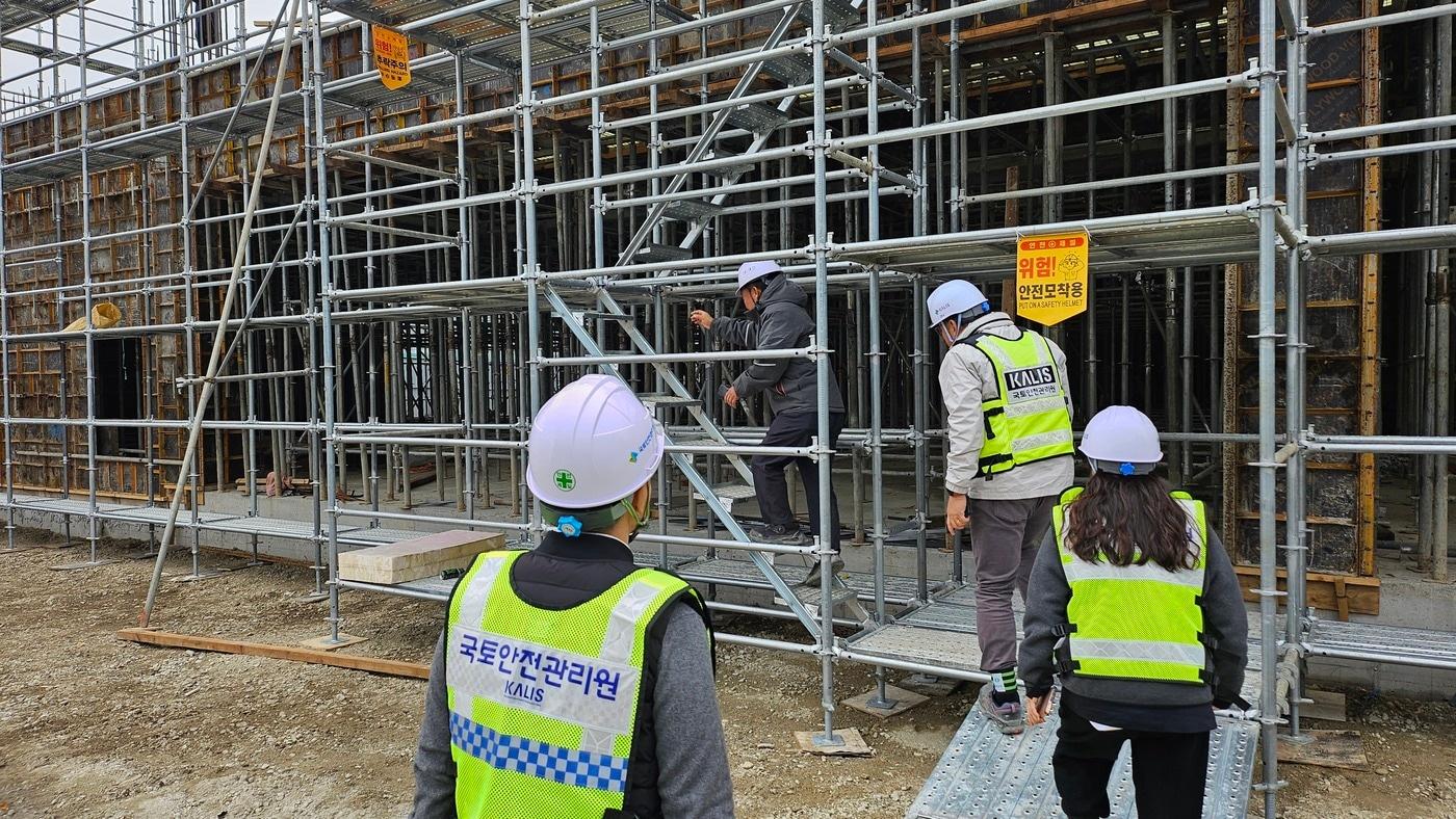 본문 이미지 - 건설현장 컨설팅 진행 중 모습(국토안전관리원 제공).ⓒ 뉴스1