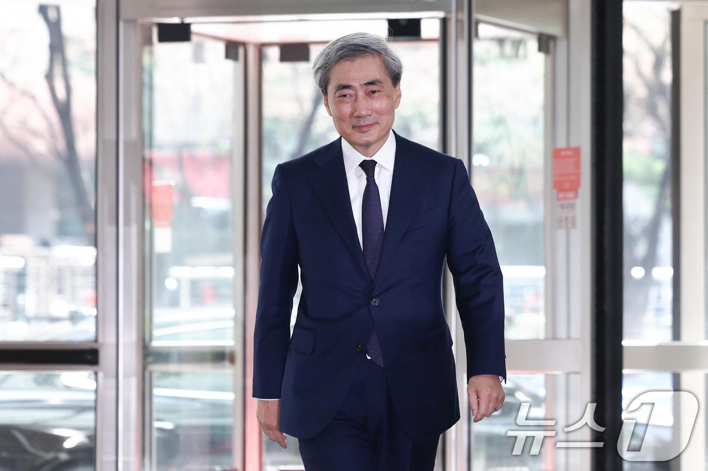 본문 이미지 - 신현송 한국은행 총재 후보자가 31일 서울 중구 한화금융플라자에 마련된 인사청문회 준비 사무실로 출근하고 있다. 2026.3.31 ⓒ 뉴스1 임지훈 인턴기자