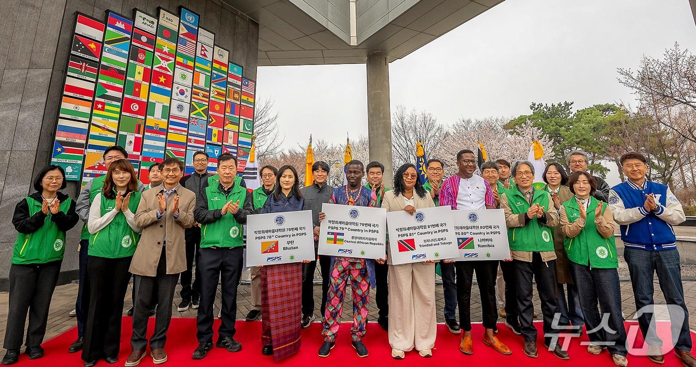 본문 이미지 - 영남대 박정희새마을대학원 앞에서 신규 4개국 입학생 국기 부착식이 열렸다. (영남대 제공. 재판매 및 DB금지)