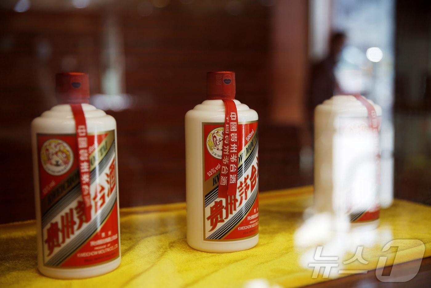 본문 이미지 - 중국 베이징의 한 소매점에 구이저우 마오타이가 전시돼 있다. 2020.11.2 ⓒ 로이터=뉴스1