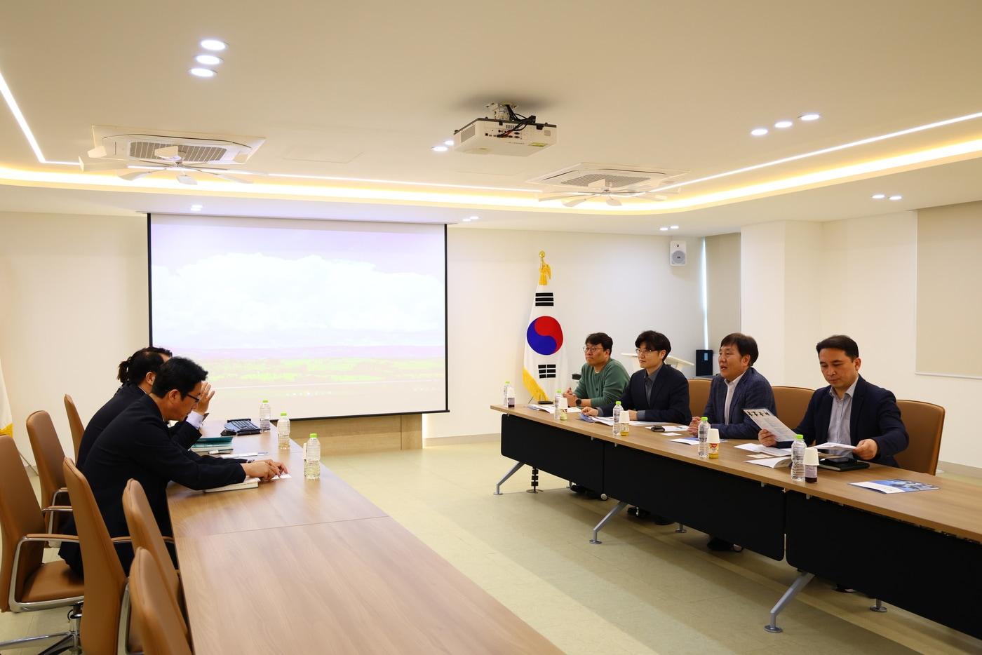 본문 이미지 - 김영신 중소기업기술정보진흥원 원장(오른쪽 모니터 화면 기준 세 번째)이 직원들과 간담회를 진행하고 있다.(중소기업기술정보진흥원 제공)