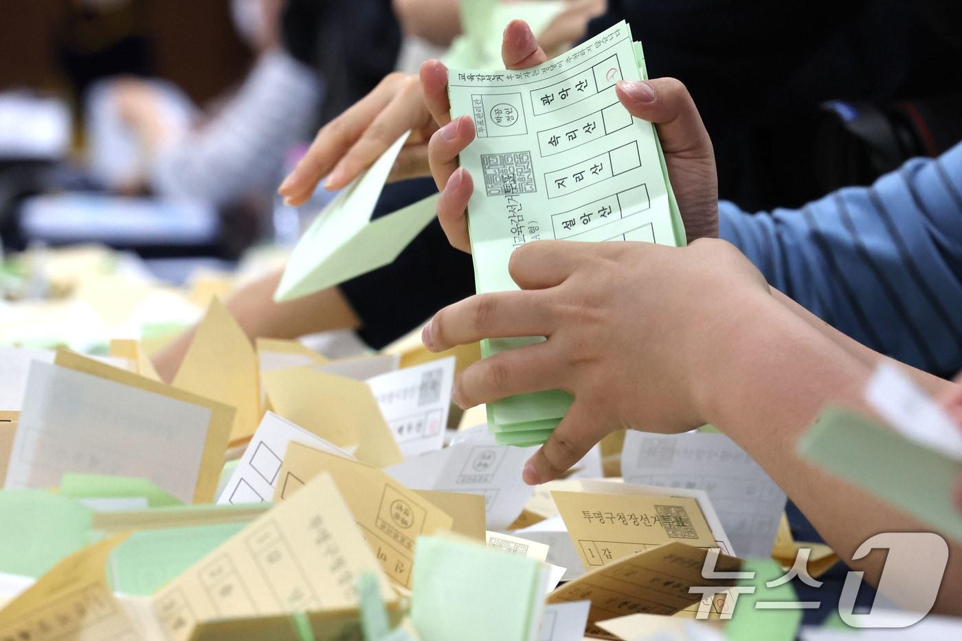 본문 이미지 - 31일 오전 서울 종로구 서울시선거관리위원회에서 오는 6월 3일 실시되는 제9회 전국동시지방선거를 대비한 모의개표 실습이 진행되고 있다. 2026.3.31 ⓒ 뉴스1 이광호 기자