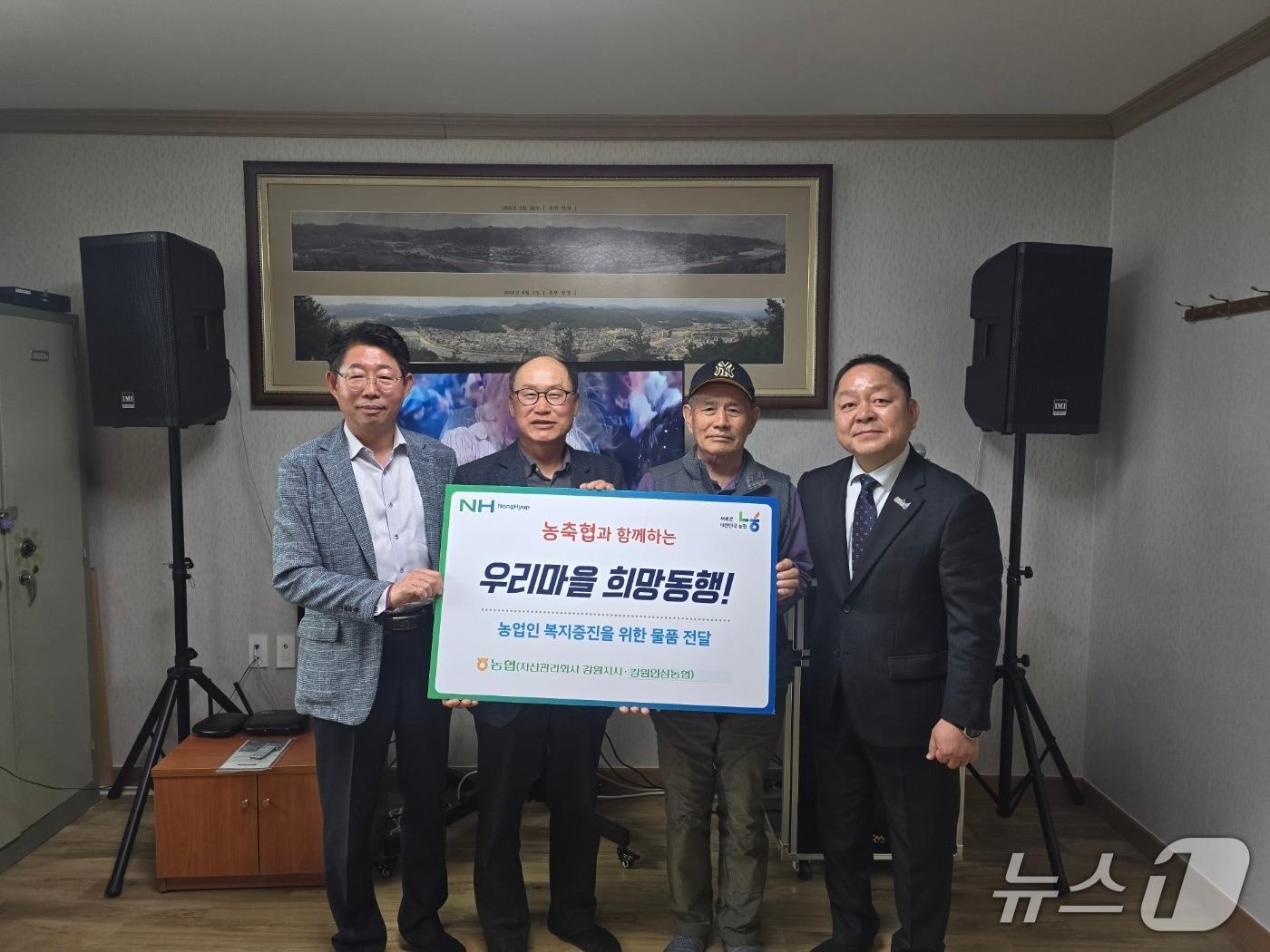 본문 이미지 - 농협자산관리회사 강원지사는 강원인삼농협과 함께 지난 30일 홍천군 상오안리 경로당에서 음향기기 등을 전달하는 '우리마을 희망동행' 행사를 실시했다.(농협 강원본부 제공. 재판매 및 DB금지)/뉴스1