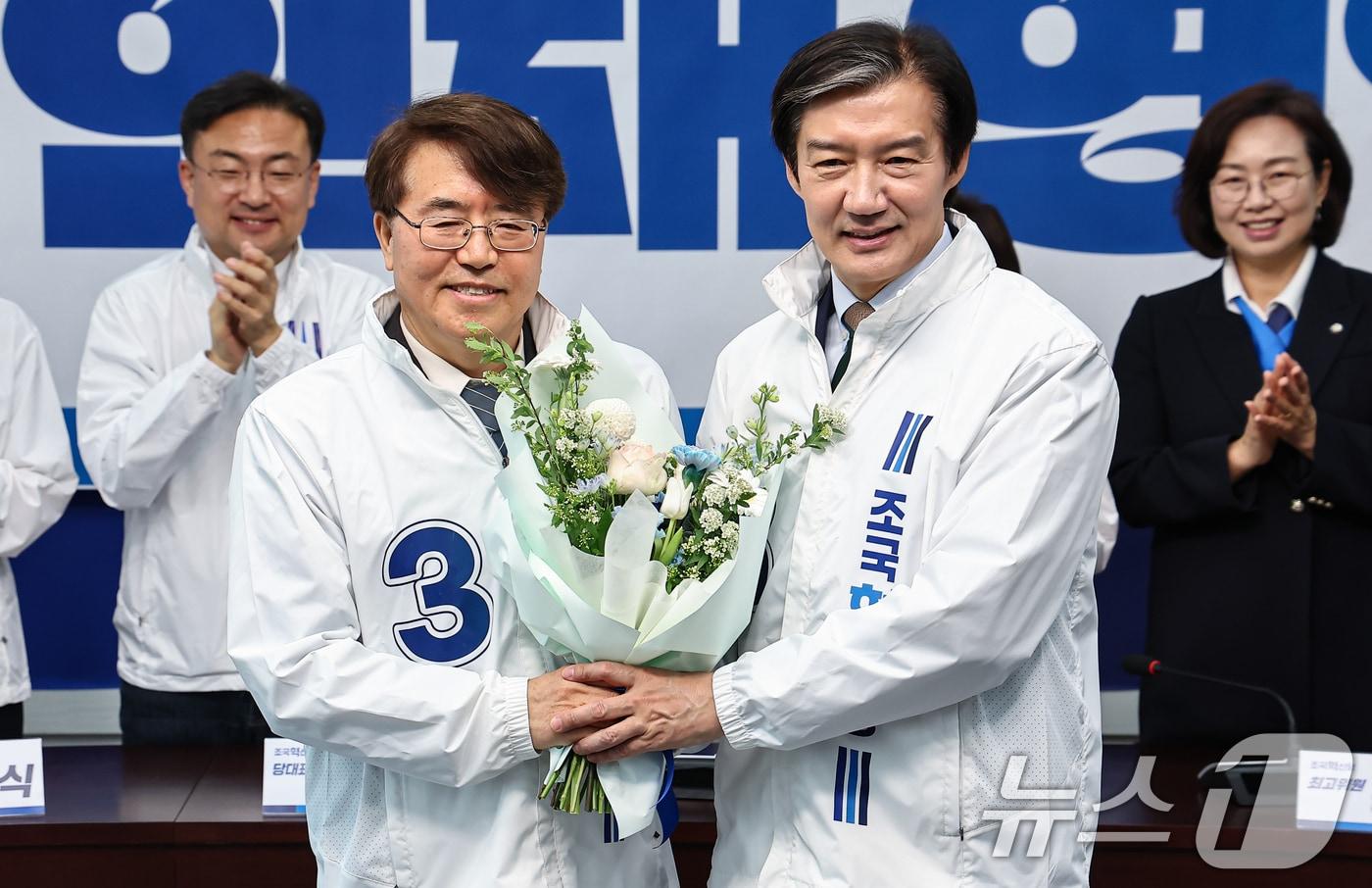 본문 이미지 - 조국 조국혁신당 대표가 지난 3월 31일 서울 여의도 국회에서 열린 6.3 지방선거 혁신 인재 4호 영입식에서 영입 인재인 조안호 전 한국에너지재단 기획경영본부장과 기념촬영하고 있다. 2026.3.31 ⓒ 뉴스1 김도우 기자