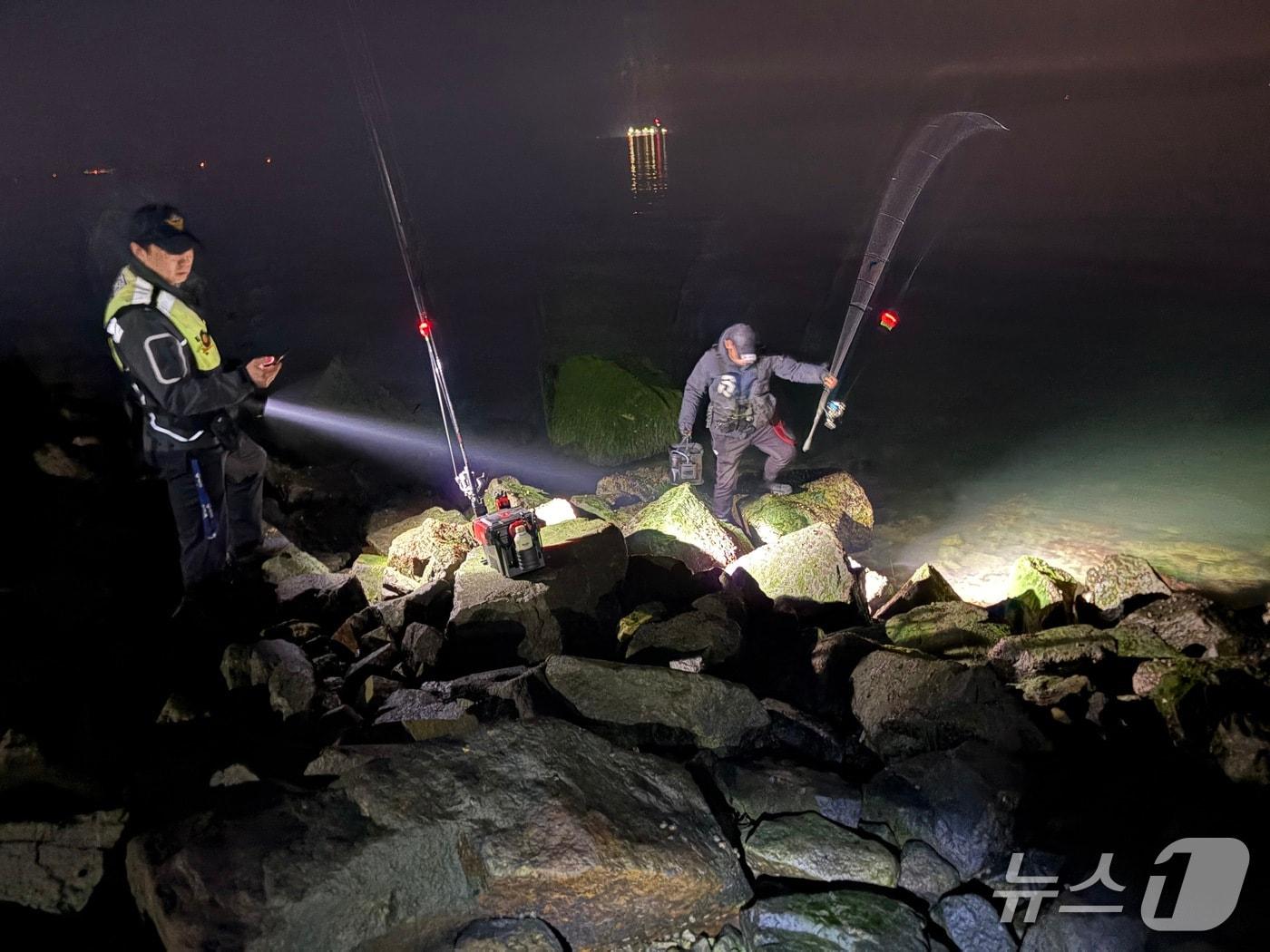 본문 이미지 - 해양경찰이 석문방조제 출입통제장소에 들어가 낚시를 하고 있는 현장을 단속하고 있다.(평택해경 제공. 재판매 및 DB금지)2026.3.31/뉴스1